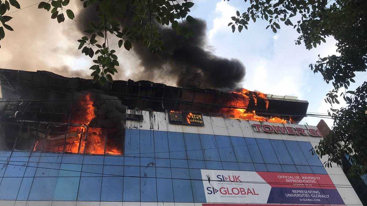इंदौर में सी-21 मॉल के सामने बिल्डिंग में लगी भीषण आग, लोगों को सुरक्षित बाहर निकाला