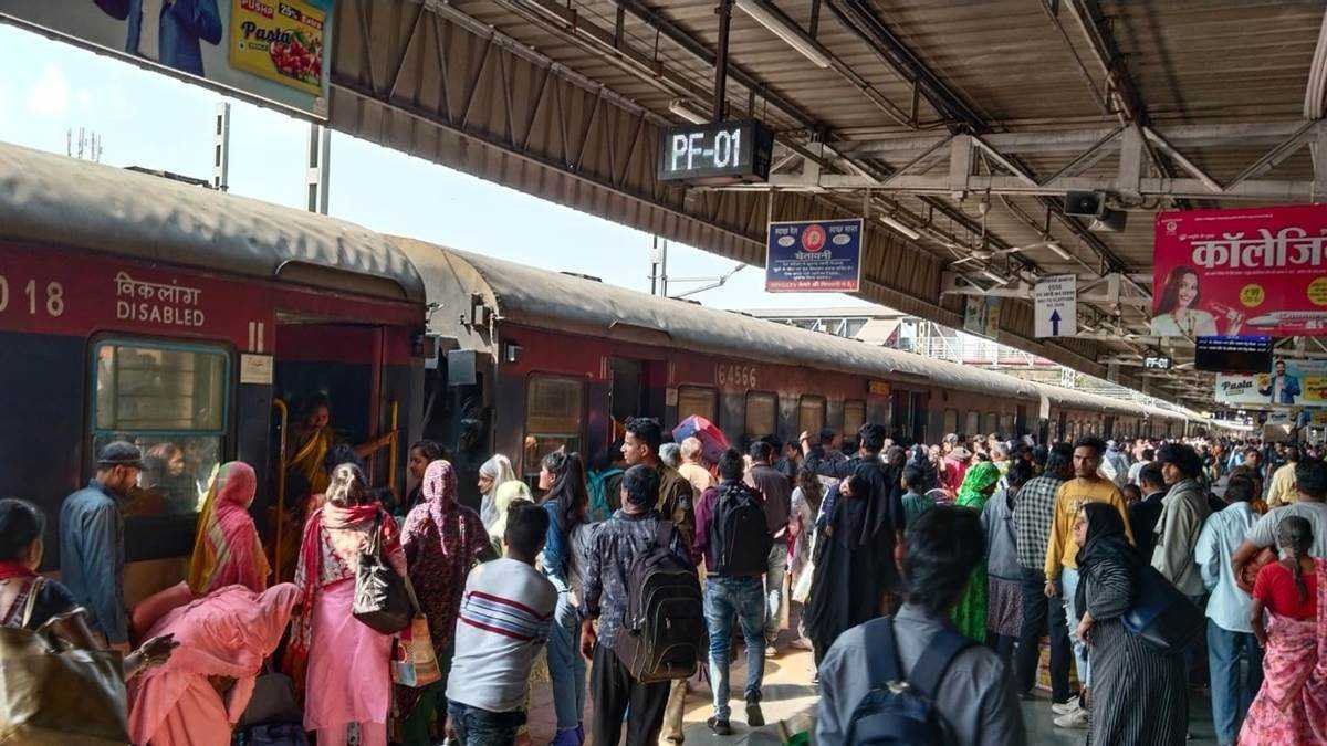 इंदौर में रेलवे स्टेशन पर तेजी से बढ़ रहा दबाव, बढ़ानी होगी संख्या, विभाग के पास कोई योजना नहीं