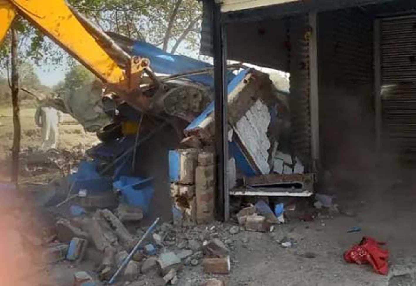 दोहरे हत्याकांड के आरोपियों के अतिक्रमण पर चला बुलडोजर
