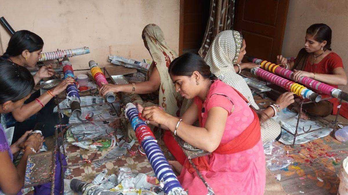 चूड़ी बनाने के शौक ने लिया उद्योग का रूप, अब महिलाओं को मिल रहा रोजगार