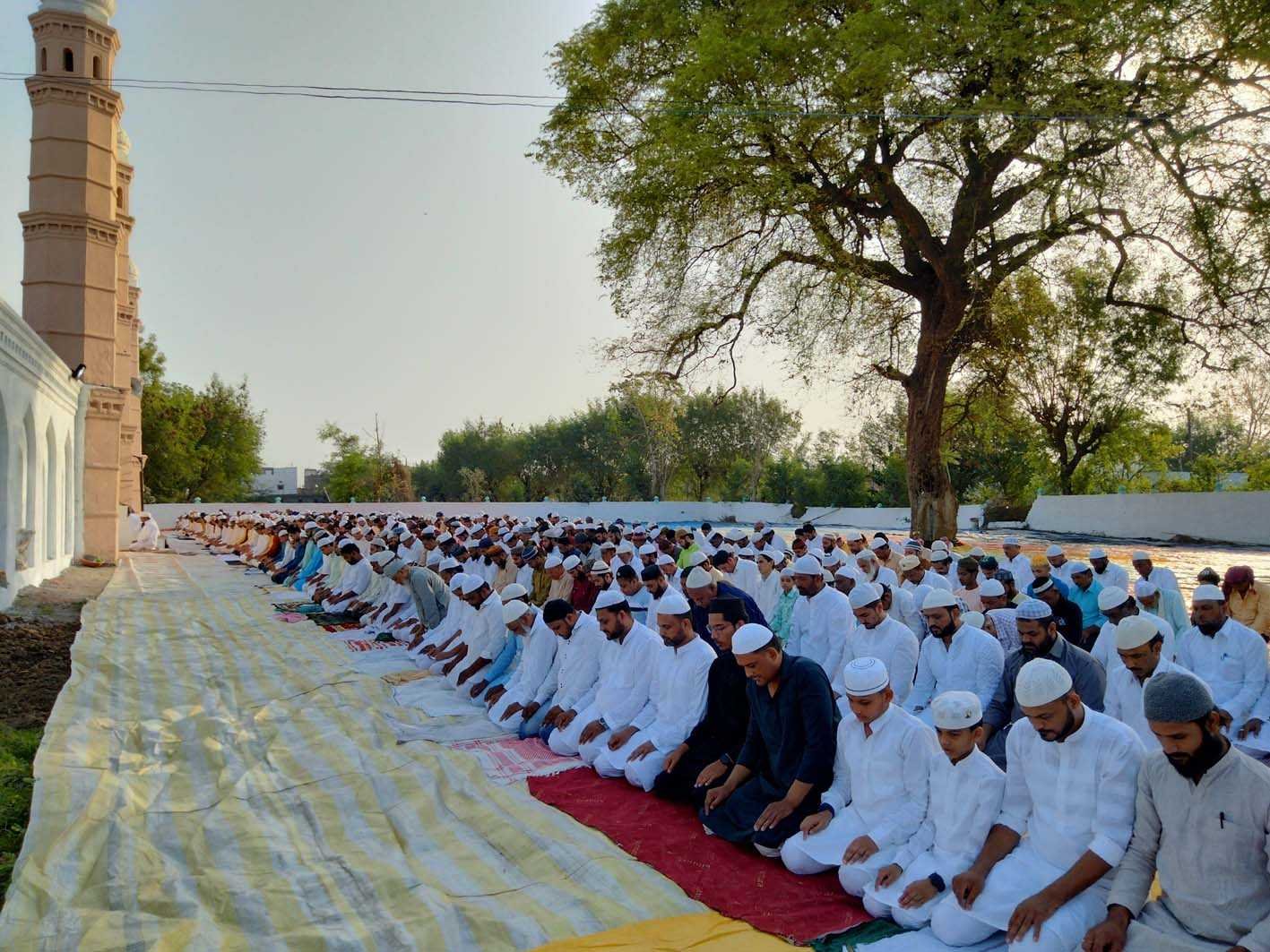 ईद-उल-फितर …  सजदे में झुका सिर, अमन-सौहार्द की मांगी दुआ  