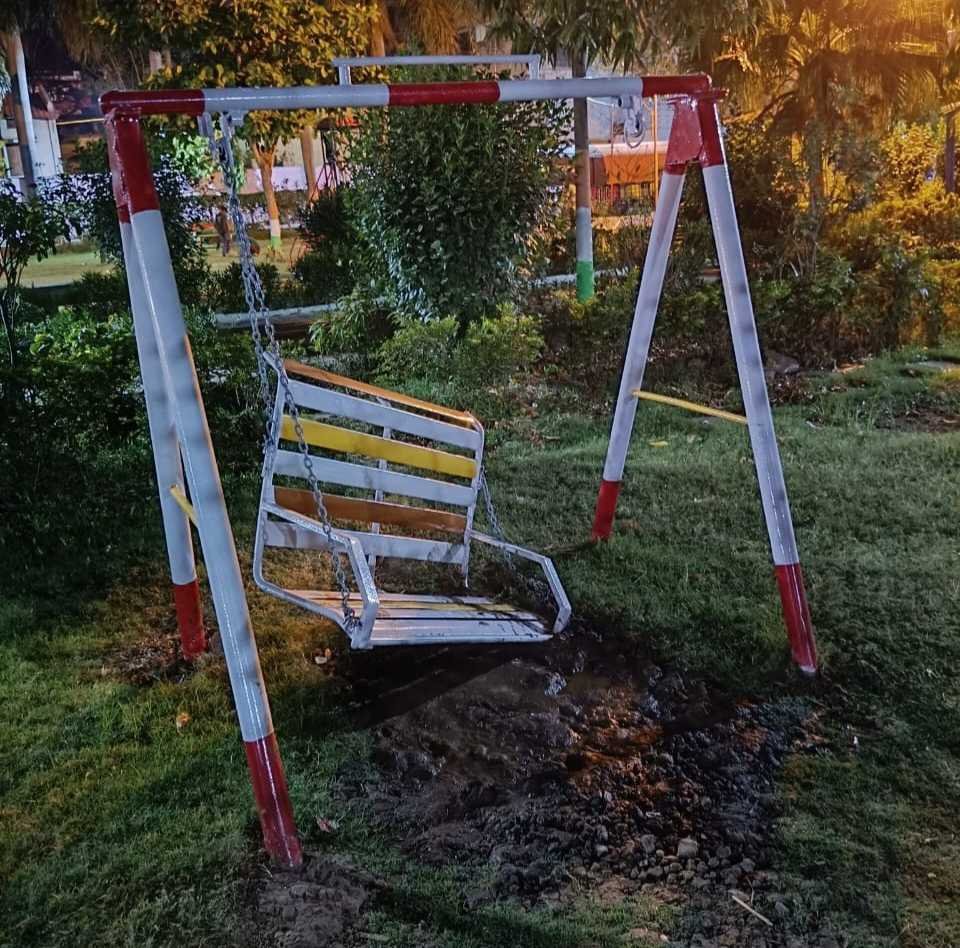 शहर का नेहरू पार्क…  बच्चों की ट्रेन बंद , टूटे पड़े झूले, लैम्पों को सुधार की दरकार  