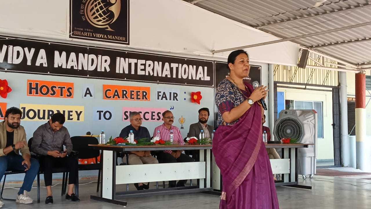 कैरियर मार्गदर्शन में विद्यार्थियों को दिए टिप्स, मेहनत हमेशा सफलता के कदम चूमती है