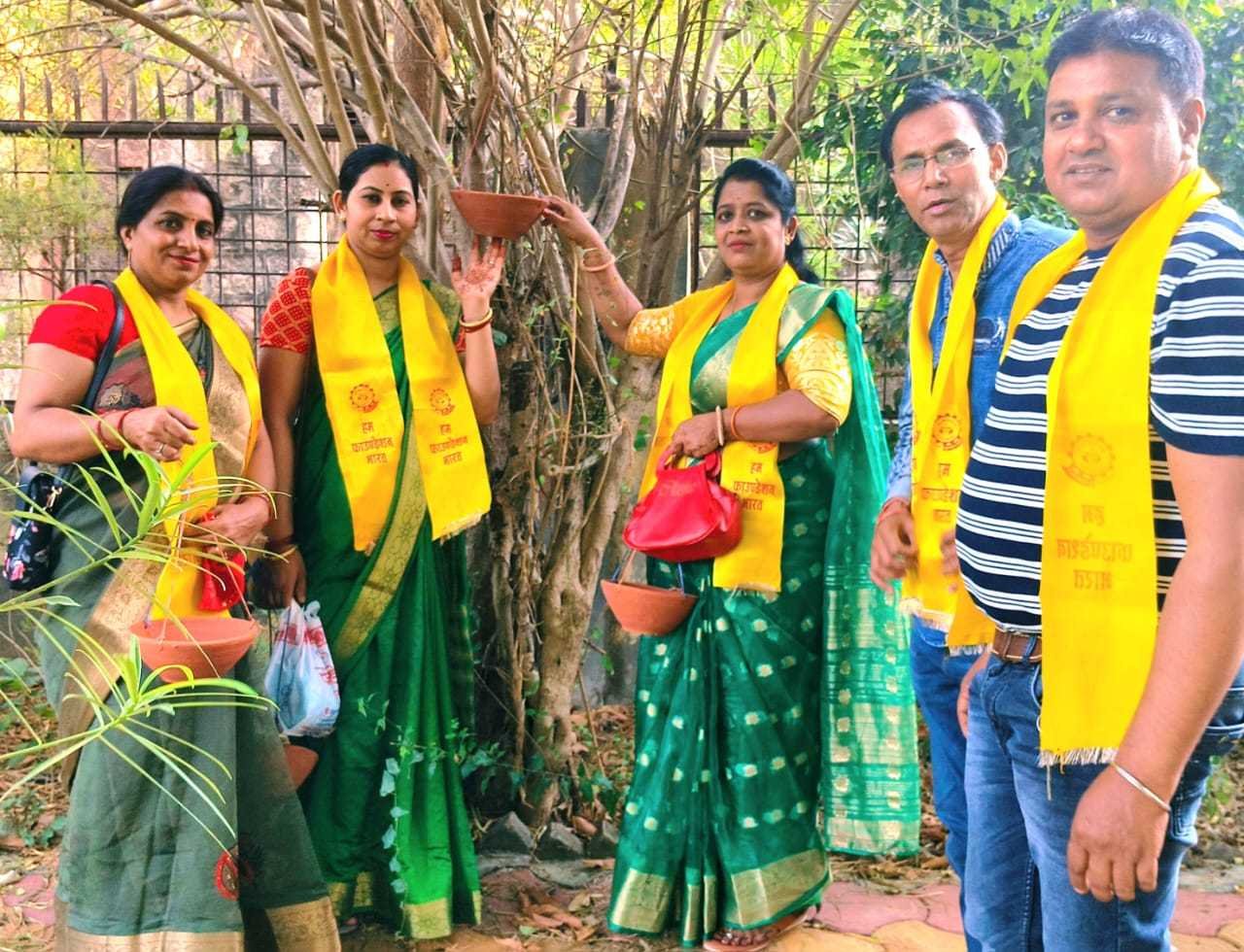 पक्षियों को ठंडा पानी देने के उद्देश्य से हम फाउंडेशन के सदस्यो ने लगाए सकोरे
