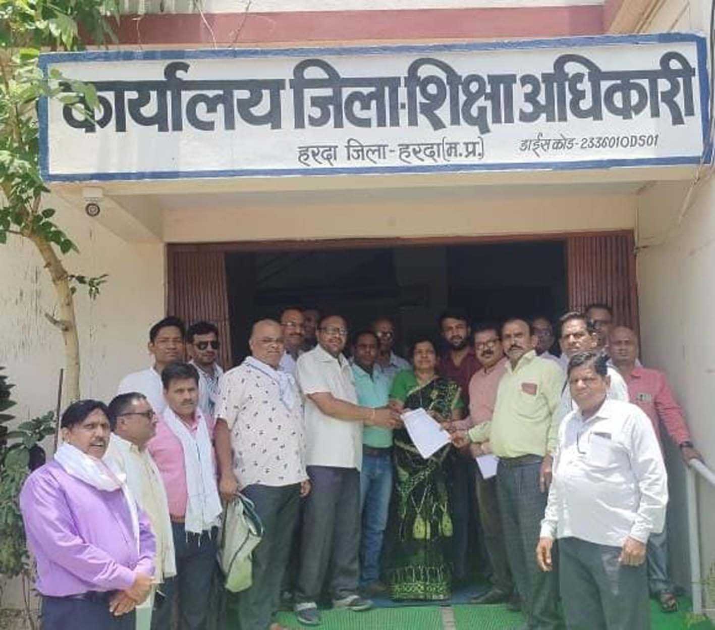 जिला शिक्षा अधिकारी को सौंपा ज्ञापन