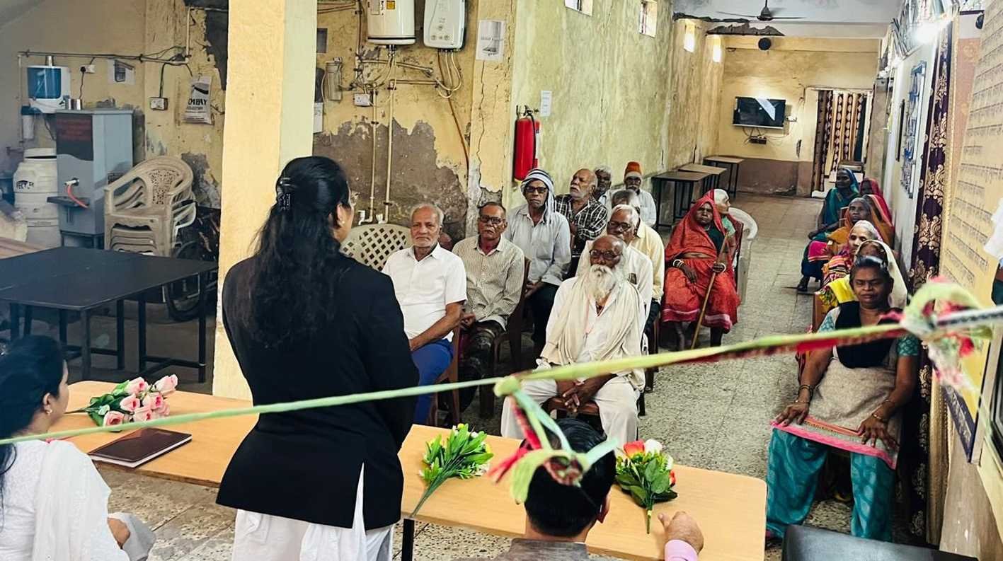 वृद्धाश्रम में विधिक जागरूकता शिविर का आयोजन