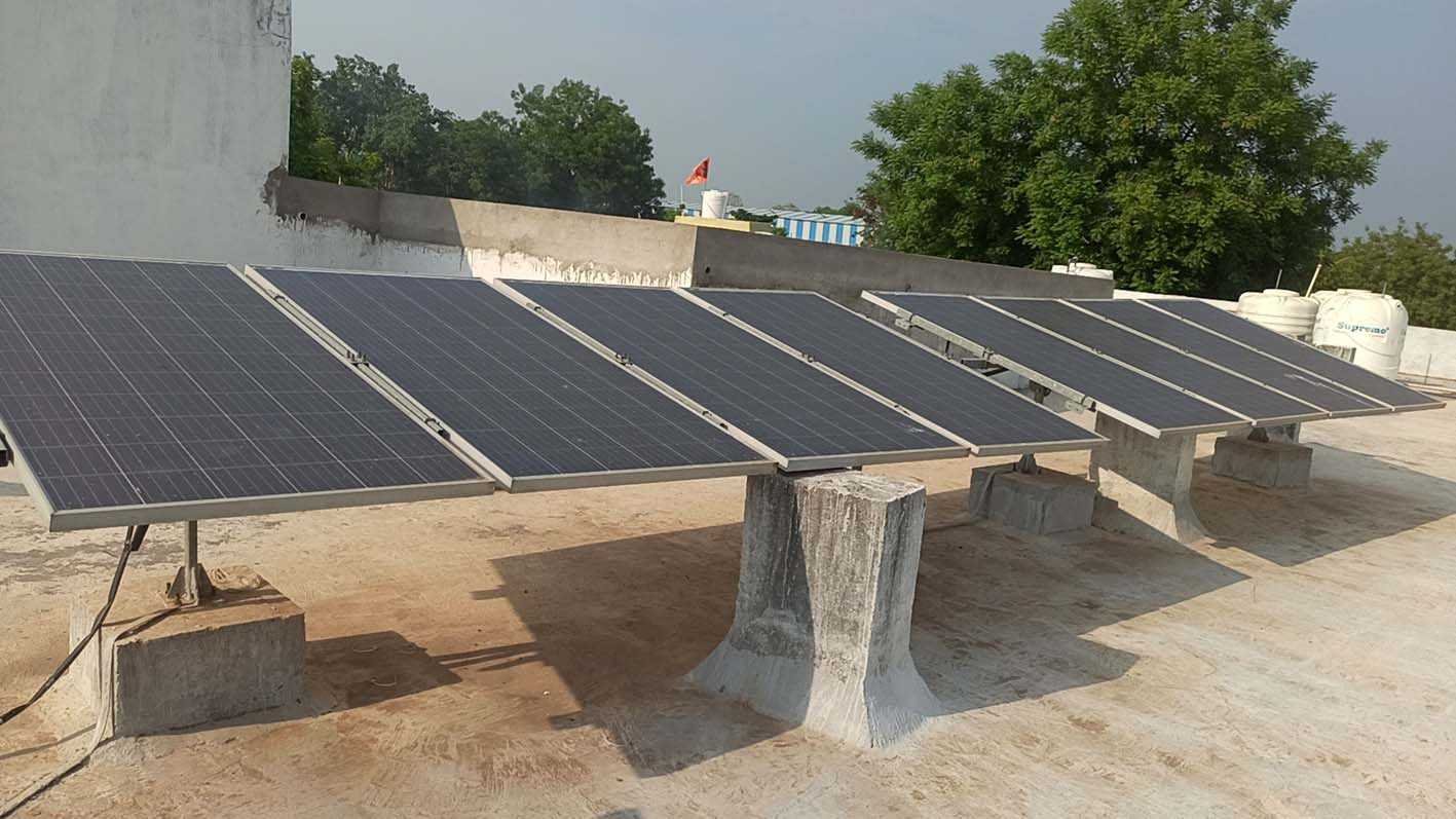 सामुदायिक स्वास्थ्य केन्द्र में लाखों की सोलर पैनल बनी कबाड़