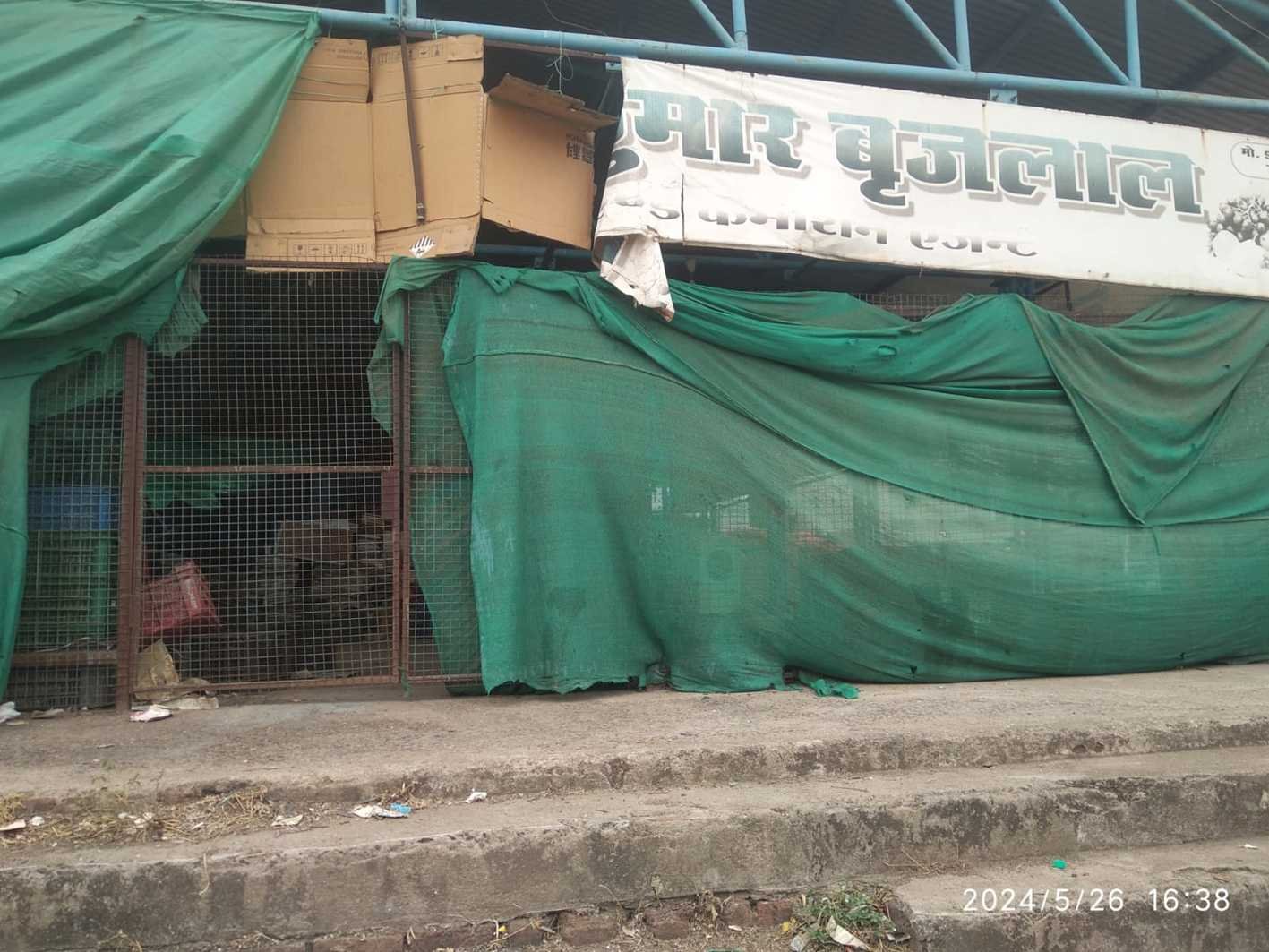 गल्ला मंडी मेंं फल विक्रेताओं का अवैध कब्जा
