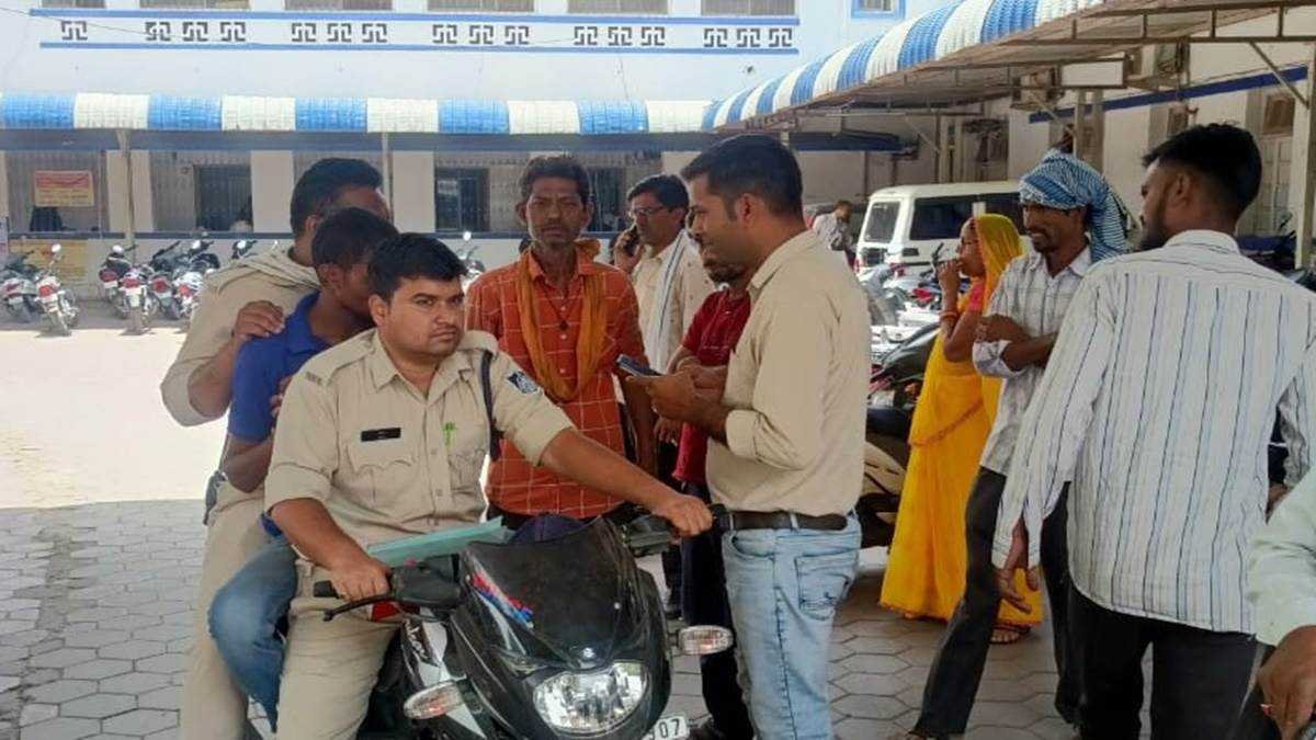 मां की गोद से बच्चा छुड़ाकर भाग रहा बदमाश, पिता ने पकड़कर पुलिस को सौंपा