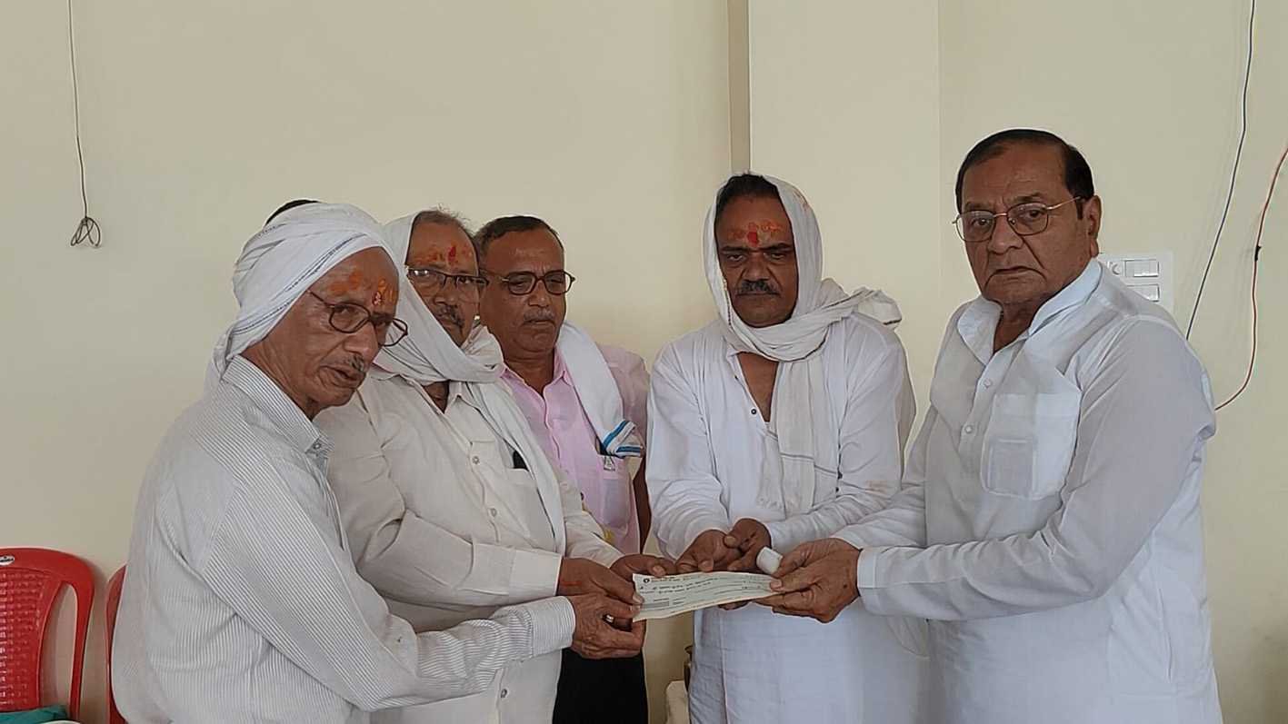 पत्नी की स्मृति में 2 लाख 65 हजार की राशि दान दी
