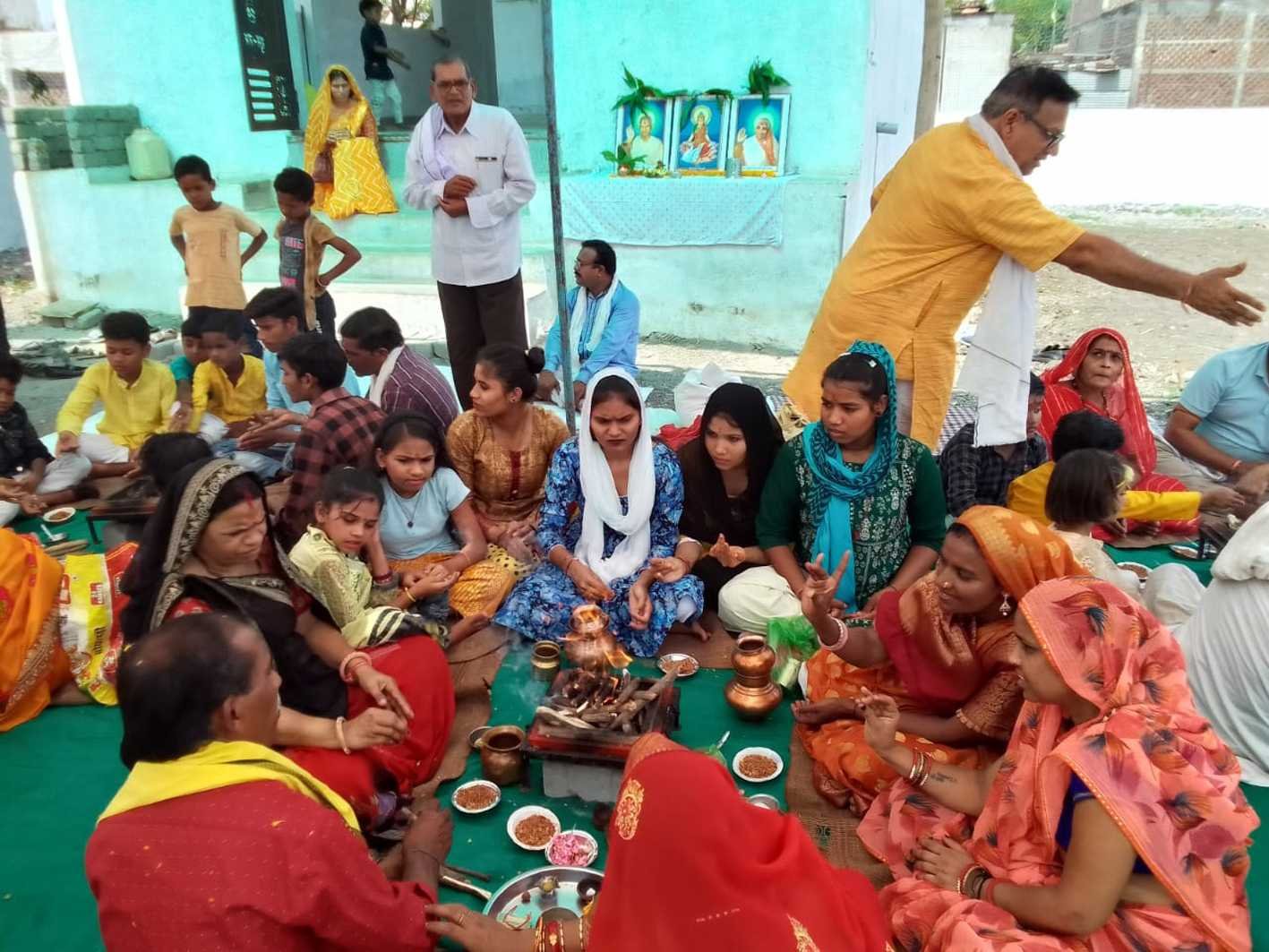 विश्व कल्याण की कामना लेकर छोड़ी आहुतियां
