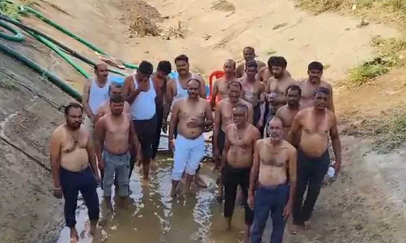 किसानों ने अर्द्धनग्न होकर किया प्रदर्शन