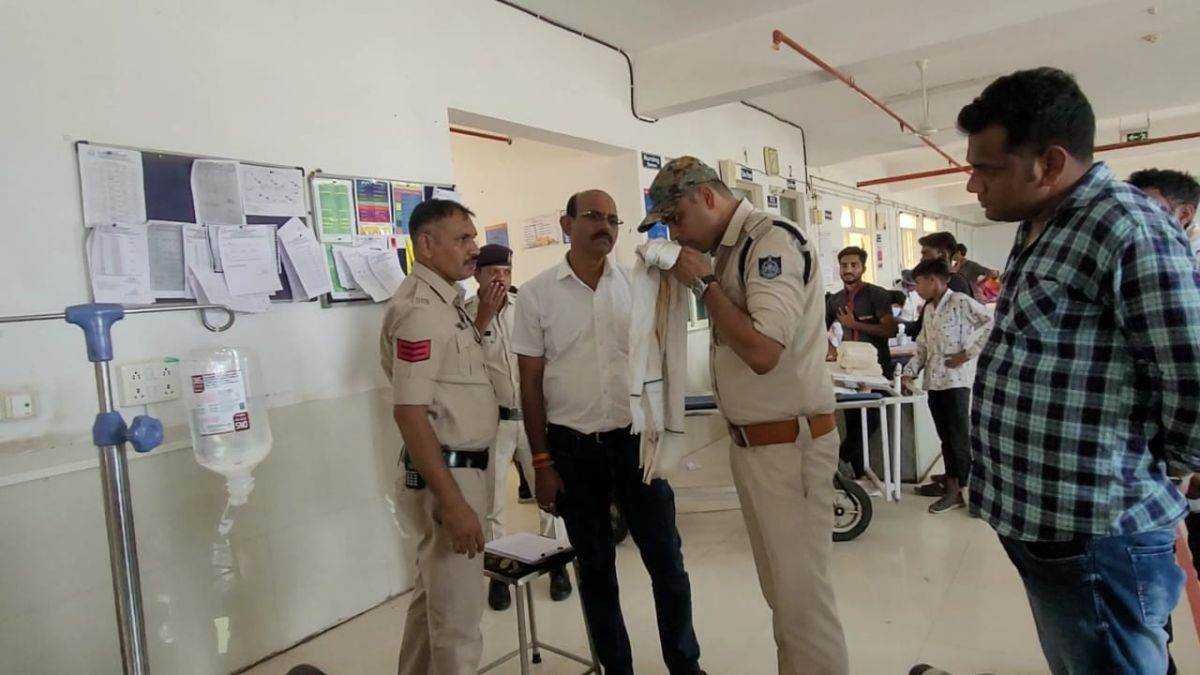 बाइक को टक्कर मारी, आंख में मिर्ची झोंकी और चाकू से घायल कर लूटे डेढ़ लाख