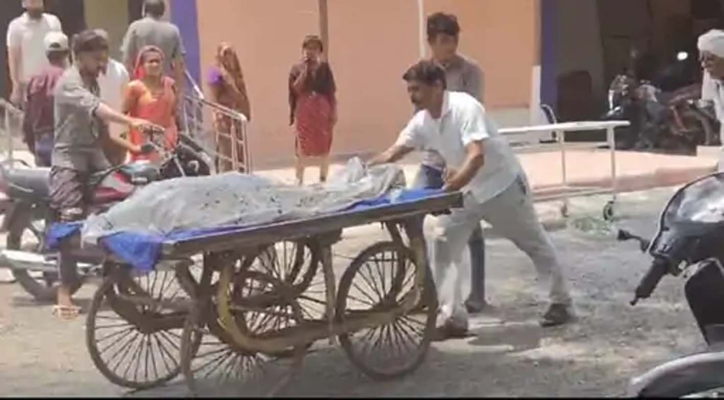 मां के शव को हाथ ठेले पर लेकर निकल पड़ा पुत्र