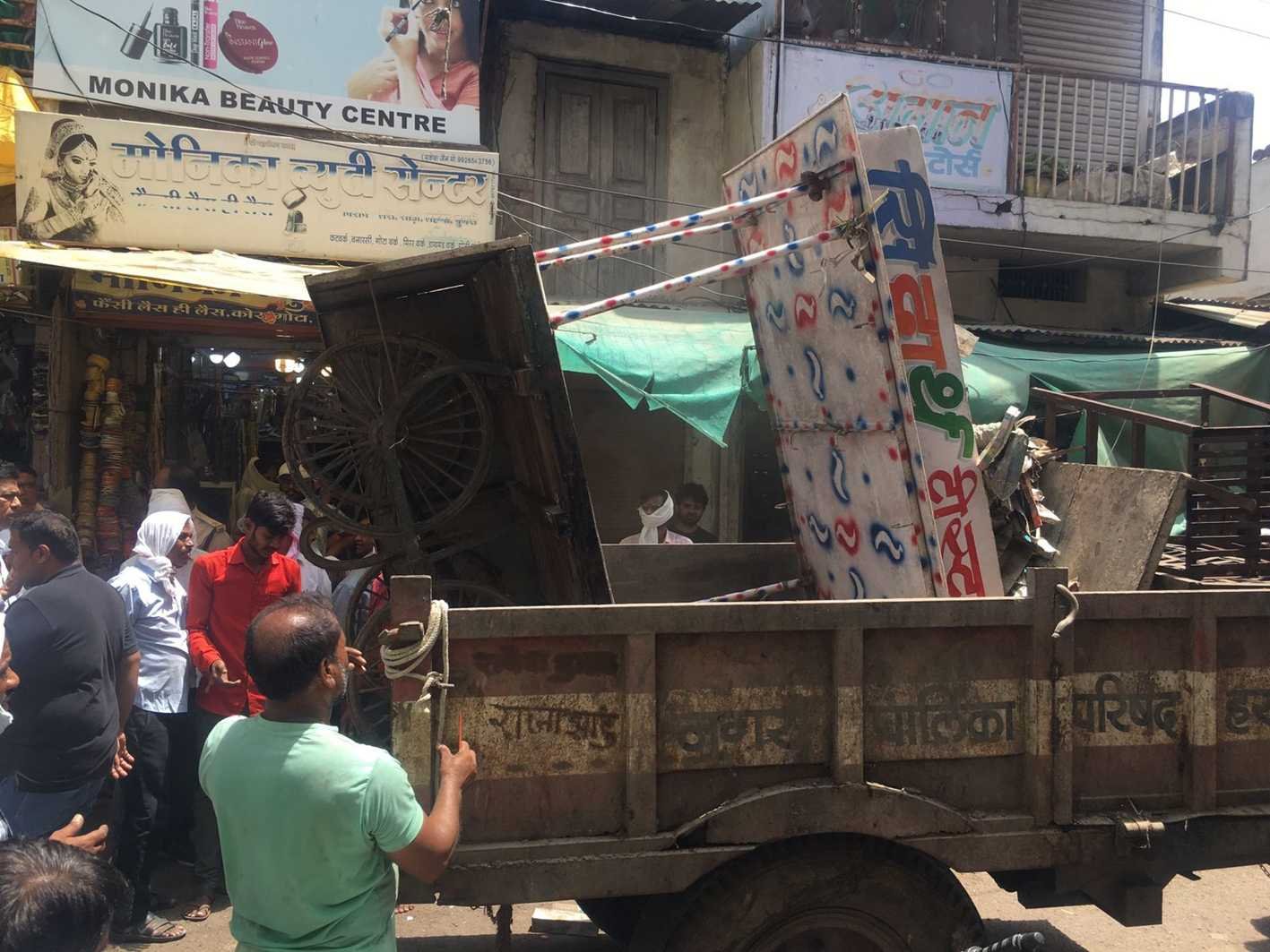 सड़क पर रखा 3 ट्राली सामान जब्त  