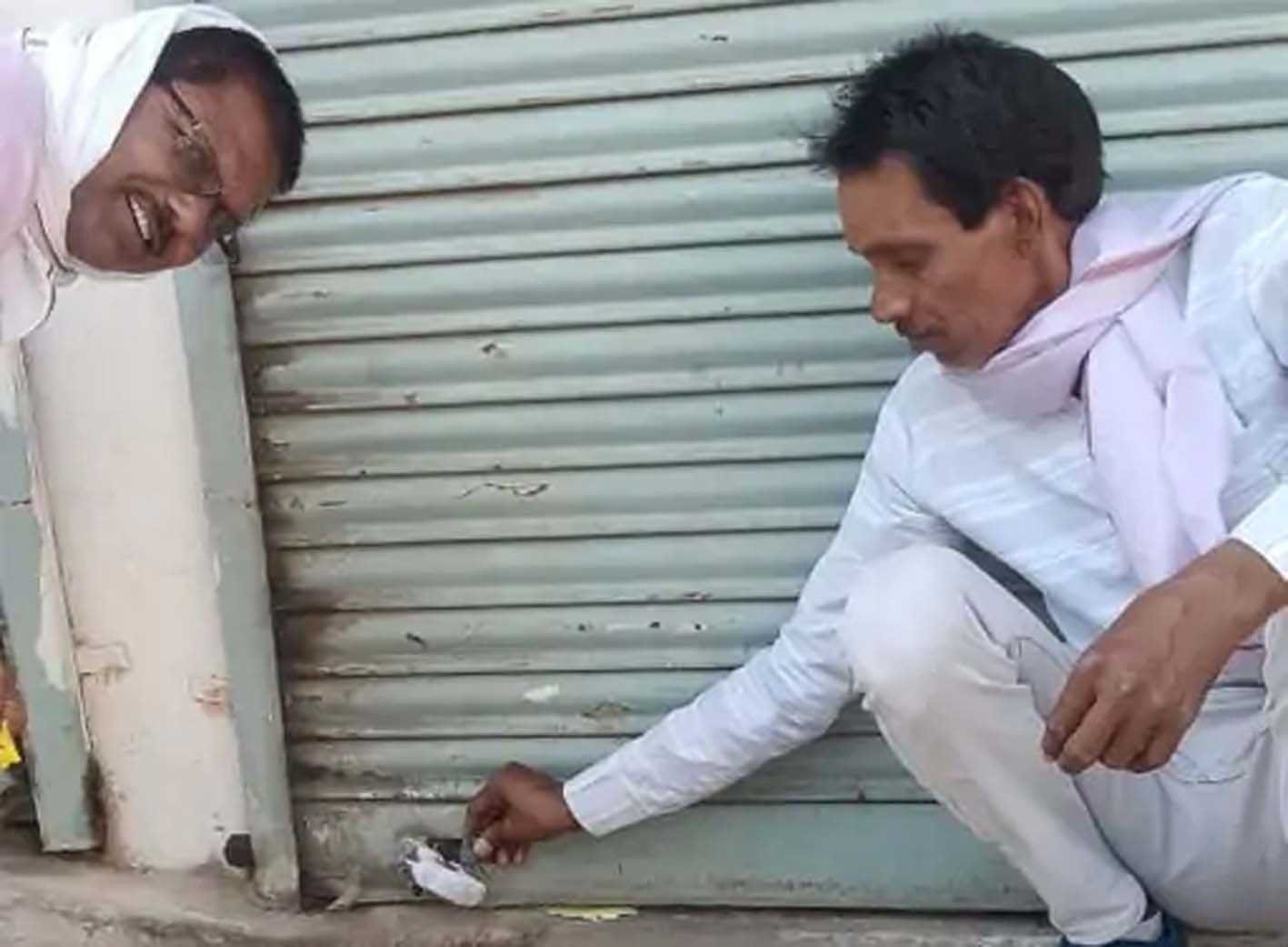 नपा ने की कार्यवाही, बकायादारों की दुकानों पर जड़े ताले