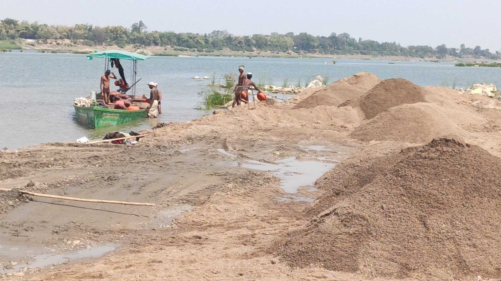 खुलेआम चल रहा रेत का अवैध कारोबार  