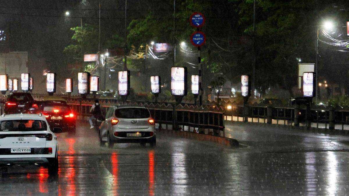 मध्य प्रदेश में बार-बार बदल रहा मौसम, कहीं गिरे ओले तो कहीं तेज आंधी-बारिश से बिजली गुल