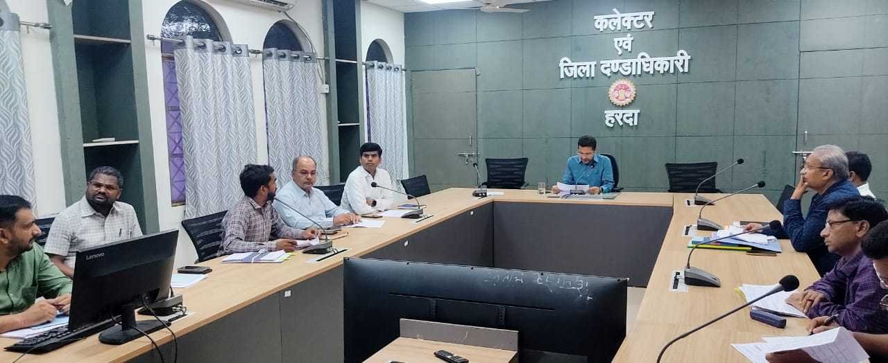 सीएम हेल्पलाइन की शिकायतों का संतुष्टिपूर्ण तरीके से निराकरण कराएं : कलेक्टर  