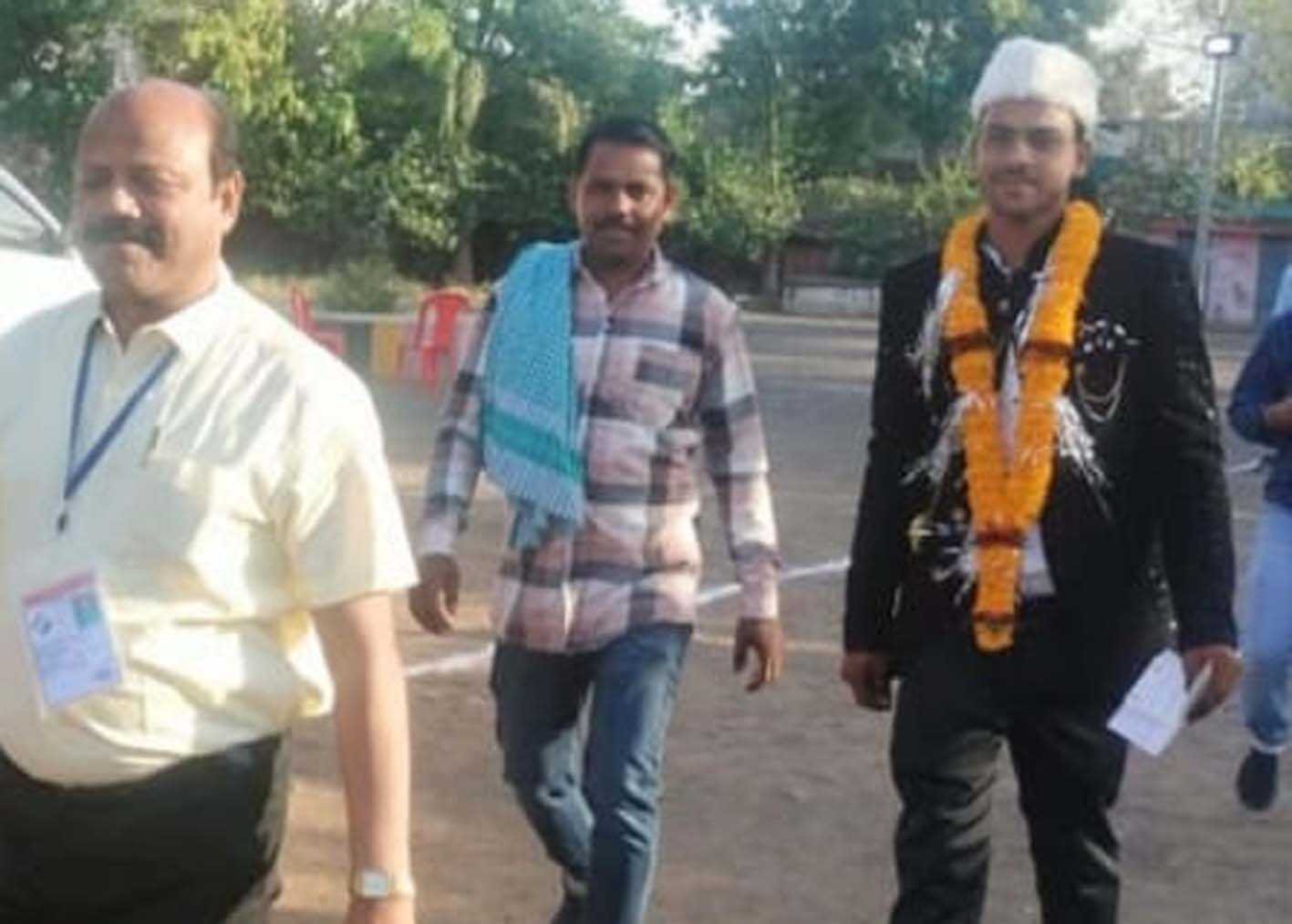 दूल्हे ने मतदान केन्द्र जाकर शादी से पहले किया मतदान