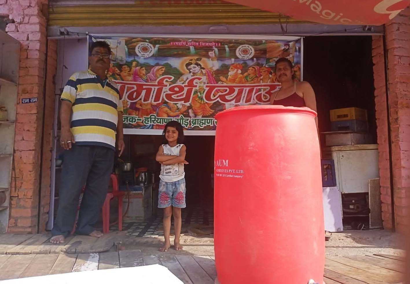 प्रभु श्रीकृष्ण की भक्ति !  परिक्रमा मार्ग पर ठंडे पानी का इंतजाम
