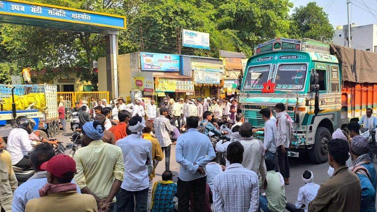 बीज के लिए सुबह पांच बजे से आए किसान, नहीं मिला तो रास्ताजाम किया