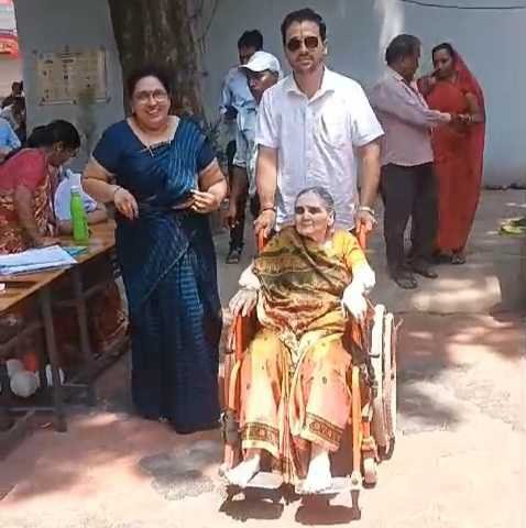 मतदाताओं में दिखा उत्साह, बुजर्गों ने भी किया मतदान