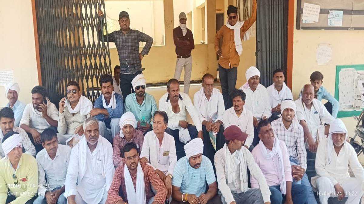 150 किसानों से पांच करोड़ रुपये का चना खरीदकर व्यापारी फरार, सनावद मंडी में हंगामा, पुलिस थाने में श‍िकायत