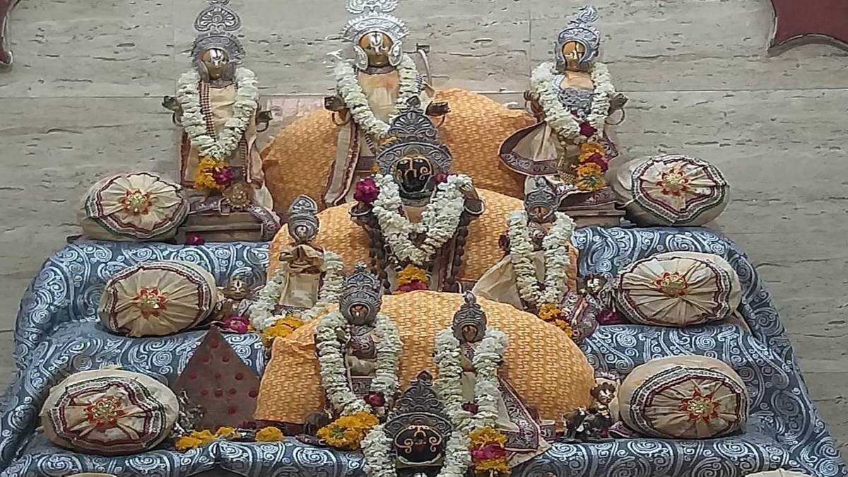 150 साल पहले परिवार ने दान किया मंदिर, अब तीन पीढ़ी के सदस्य करेंगे दर्शन