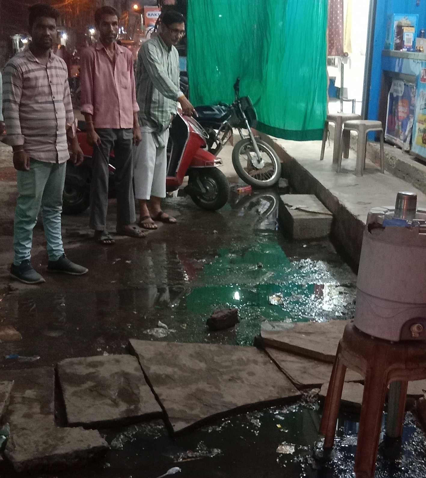 अनदेखी….  सफाई के अभाव में ओवरफ्लो हो रही नाली