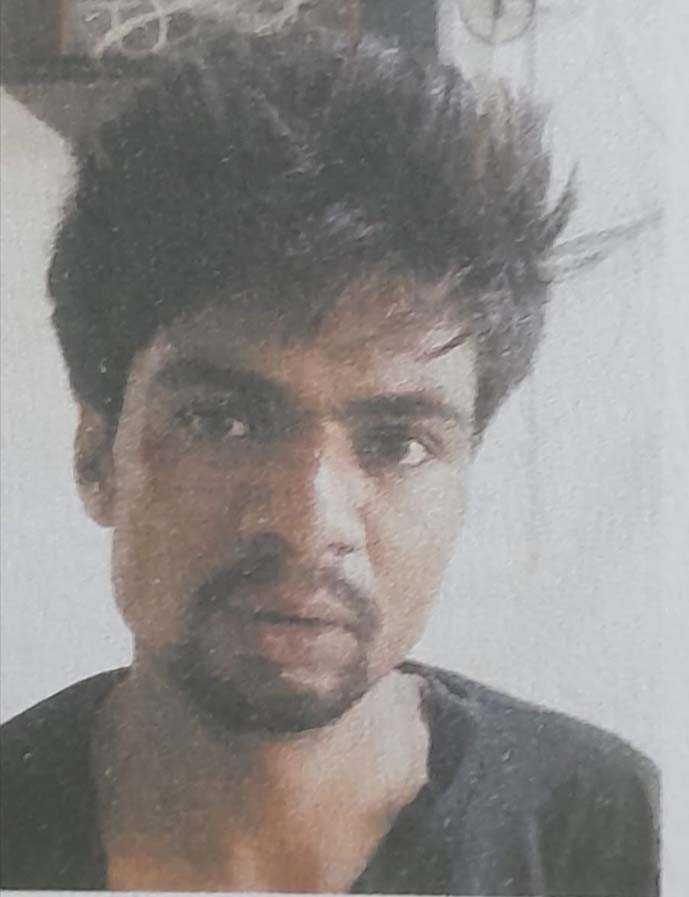 पुलिस टीम ने जिलाबदर आरोपी को पकड़ा