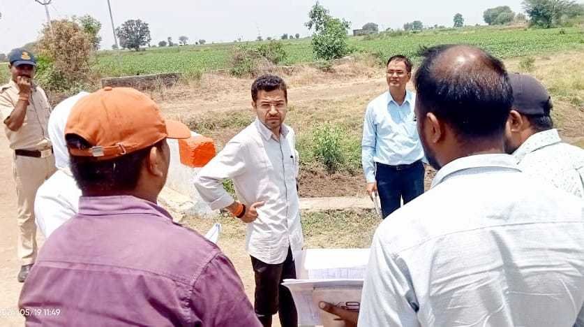  कलेक्टर ने नहरों का किया निरीक्षण, कहा –  हेडअप बांधने वालों से सख्ती के साथ निपटें  