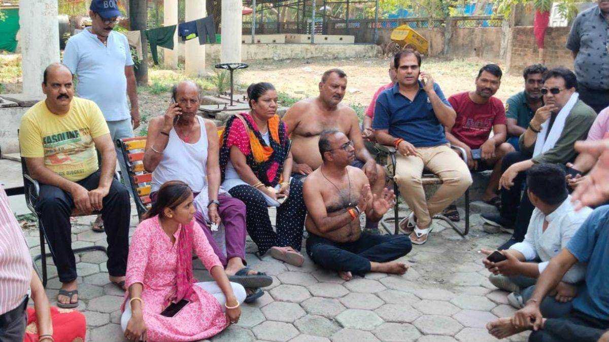 अर्धनग्न होकर धरने पर बैठे भाजपा पार्षद कमलेश कालरा, पानी की समस्या का जताया विरोध