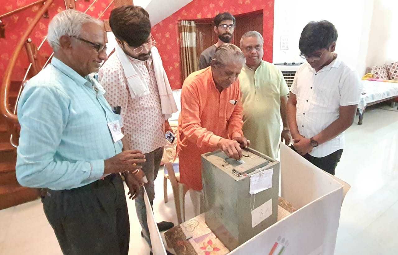 85 वर्षीय बुजर्गो ने अपने निवास पर किया लोकसभा चुनाव का मतदान