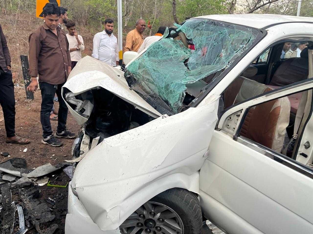 सलकनपुर भैरव घाटी पर डिवाईडर से टकराई टबेरा कार