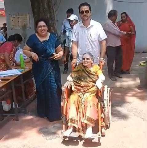 खंडवा लोकसभा चुनाव में मतदाताओं का दिखा उत्साह, बुजर्गों ने भी किए मतदान