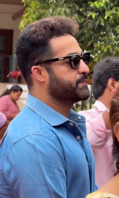लोकसभा चुनाव के लिए वोट डालने के लिए एक महीने की शूटिंग के बाद मैन ऑफ मासेस एनटीआर जूनियर मुंबई से हैदराबाद पहुंचे
