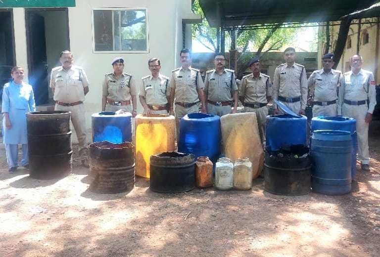 आबकारी दल ने नदी किनारे दबिश देकर अवैध मदिरा की जब्त
