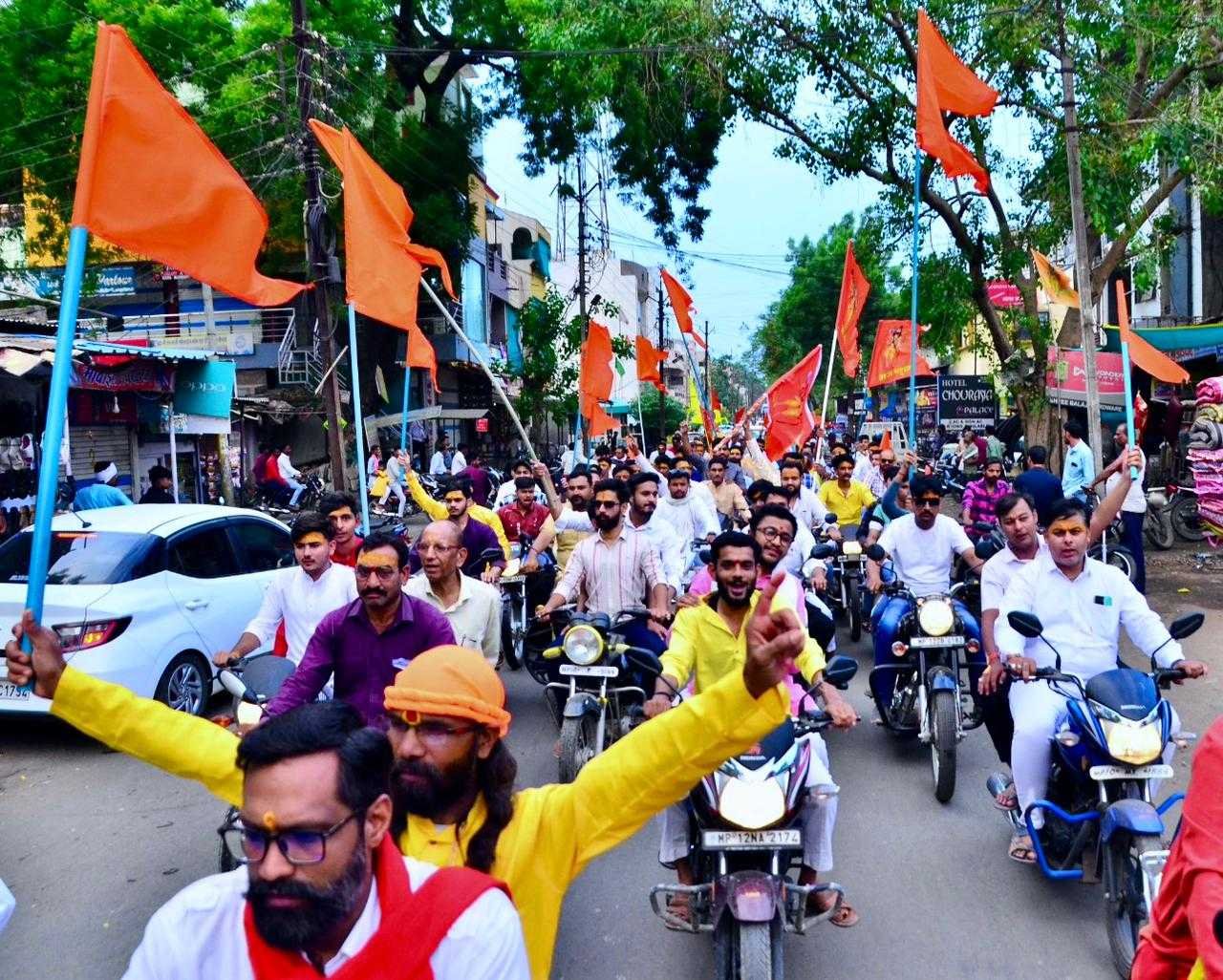 सर्व ब्राह्मण युवा वाहिनी अध्यक्ष पीयूष शर्मा के सानिध्य में निकाली नगर में विशाल वाहन रैली 