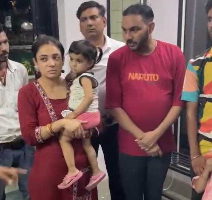 होटल कर्मचारी और पुलिस की तत्परता से दो वर्ष की बच्ची को मिले उसके माता पिता 