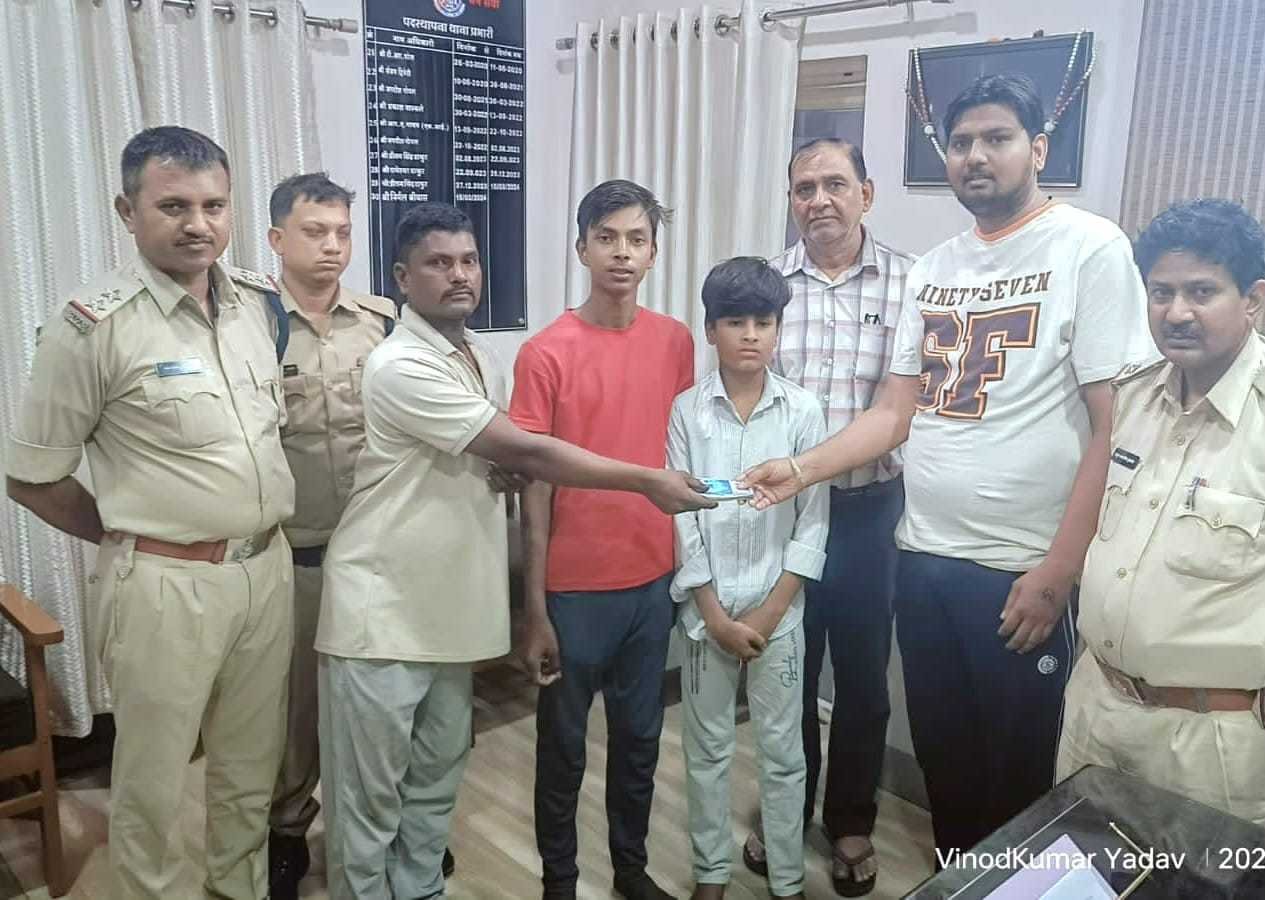 अज्ञात व्यक्ति के मिले एटीएम कार्ड से बच्चो ने निकाली राशि,पिता ने ईमानदारी से थाने में करवाई जमा राशि