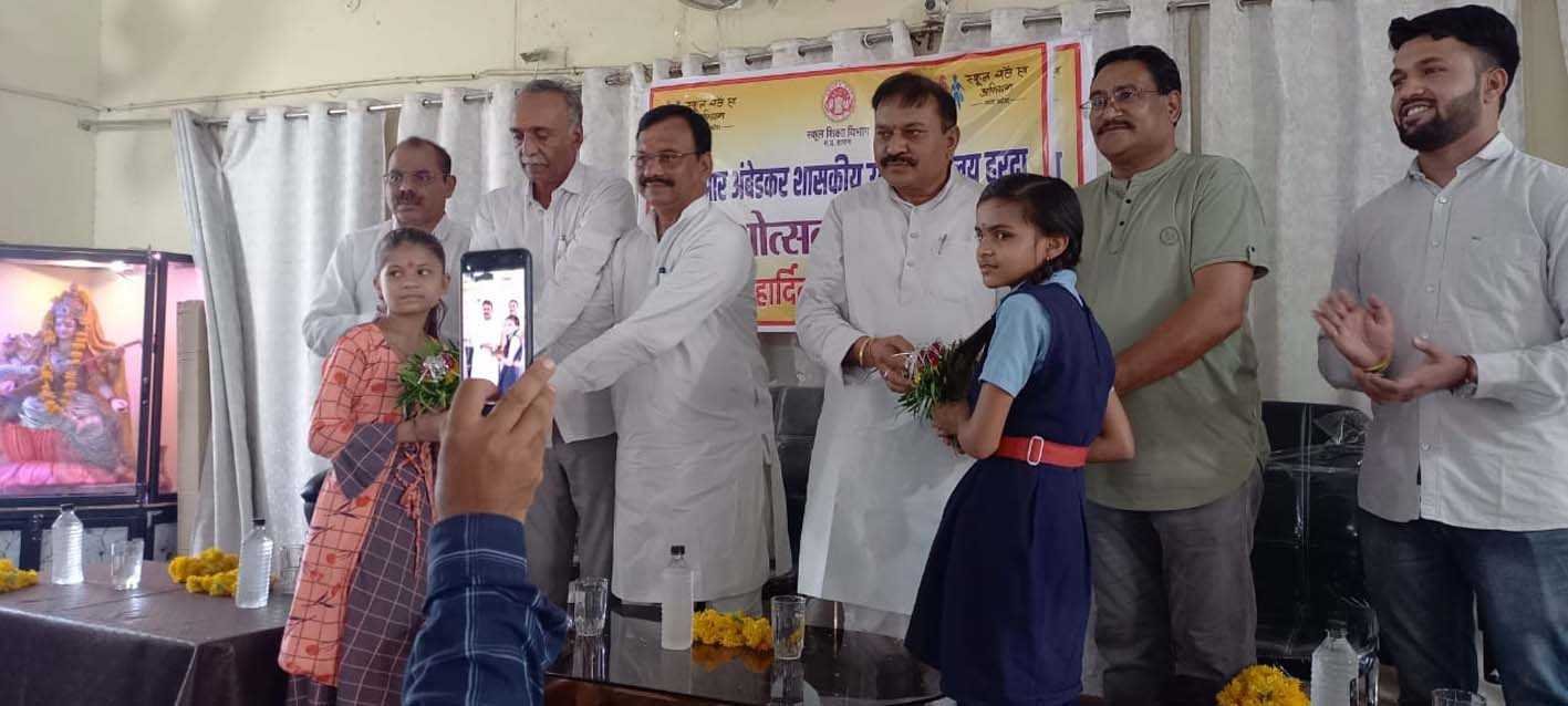 विद्यार्थियों को वितरित की गई पाठ्य पुस्तकें