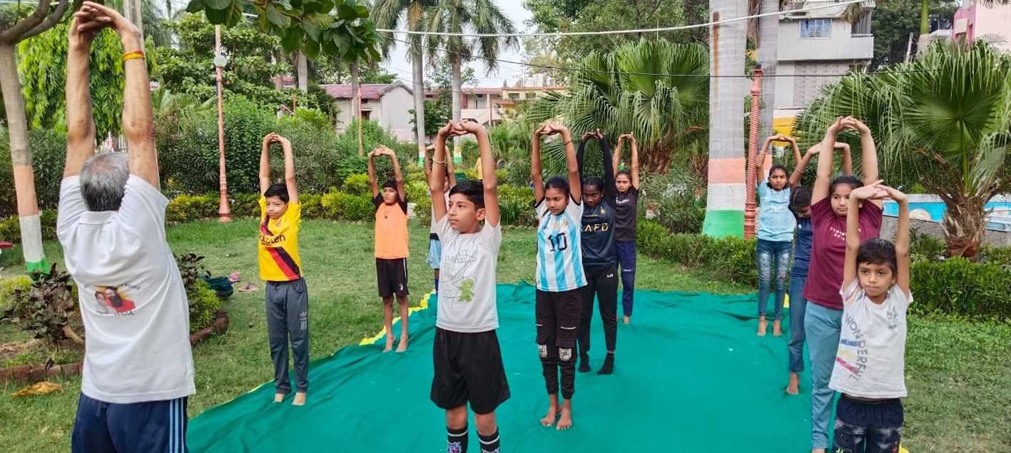 खिलाड़ियों को कराया योगाभ्यास