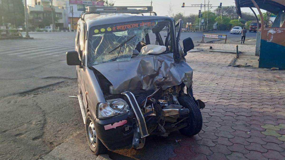 दिल्ली से उज्जैन आए श्रद्धालुओं की कार को ट्रक ने मारी टक्कर, 11 लोग हुए घायल