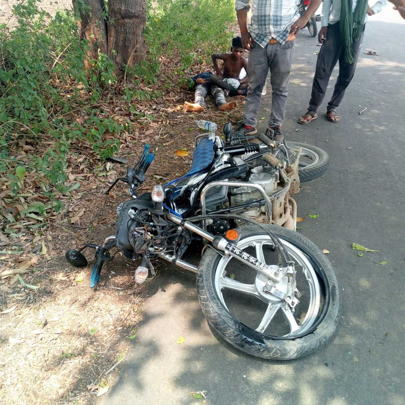 दो मोटरसाइकिल में भिडं़त, एक की मौत, चार घायल