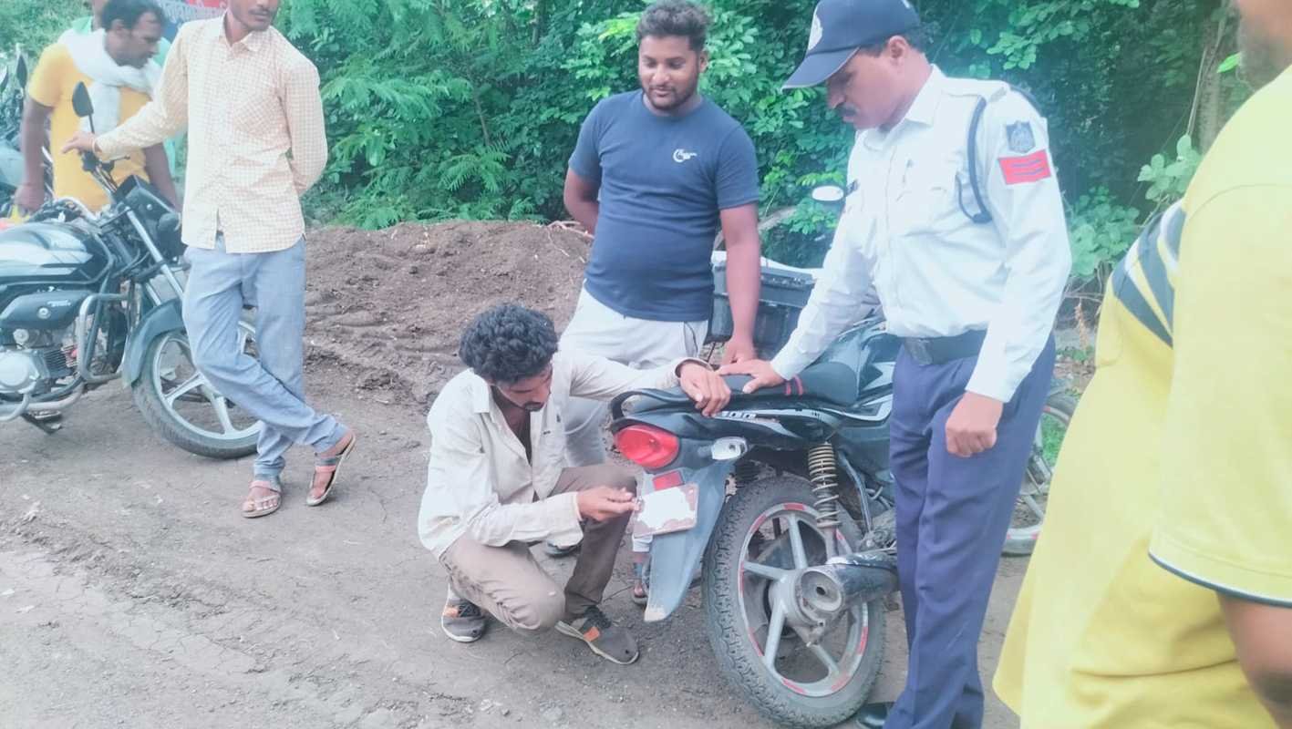 यातायात पुलिस ने की चालानी कार्यवाही