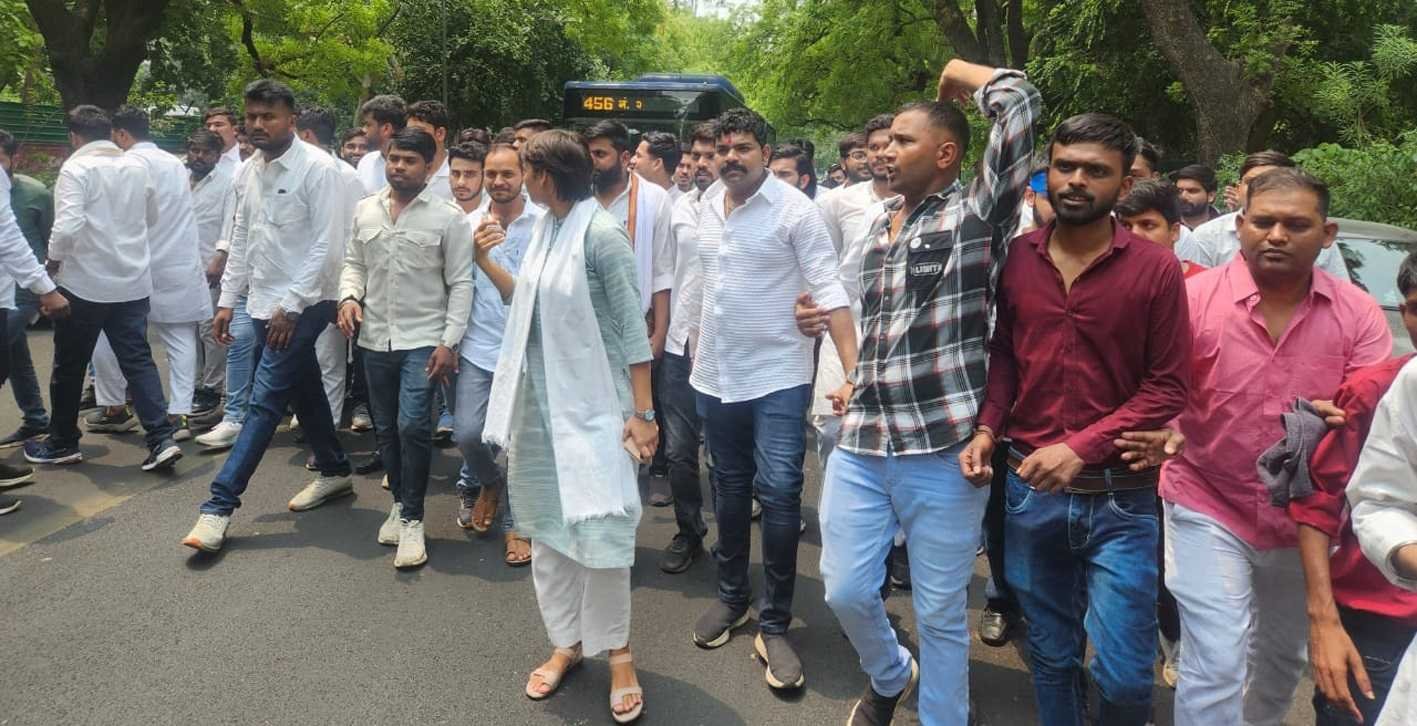 नीट परीक्षा को दोबारा आयोजित करने की मांग