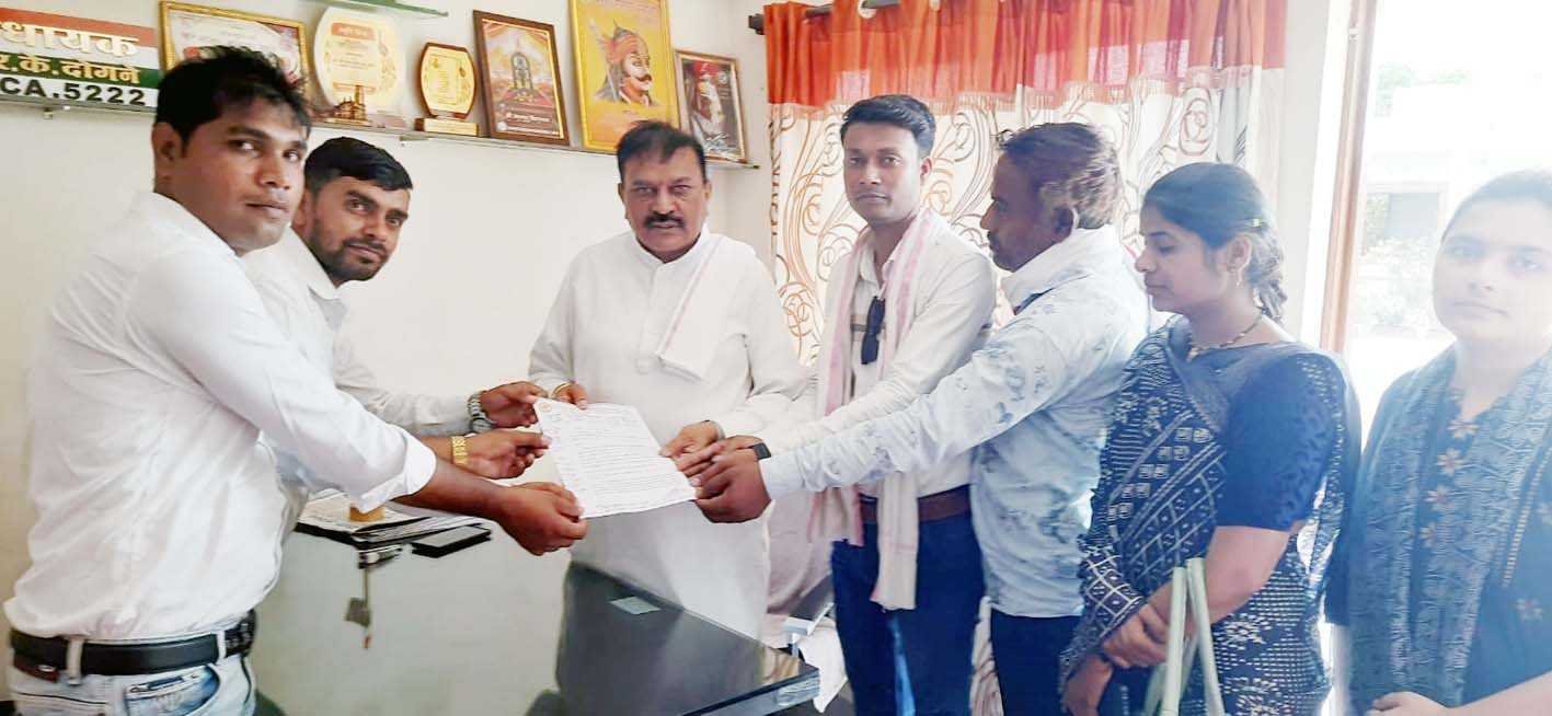 व्यावसायिक प्रशिक्षकों ने अपनी मांगो के संबंध में विधायक को सौंपा ज्ञापन