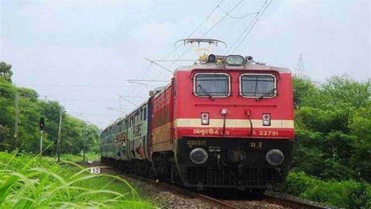 ट्रेनों में बिना टिकट यात्रा पड़ेगी भारी, अहिल्या और बजरंग स्क्वाड करेंगे कार्रवाई