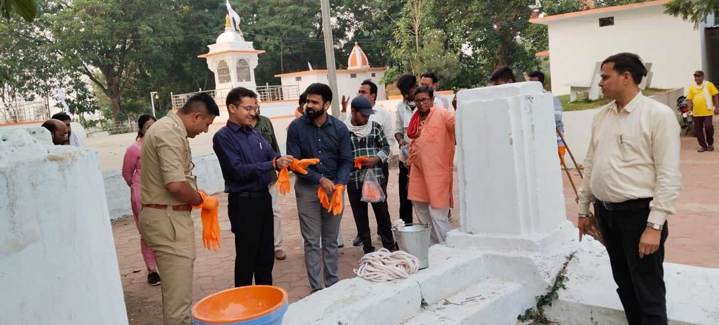 कलेक्टर ने बावड़ी गहरीकरण के लिए किया श्रमदान  
